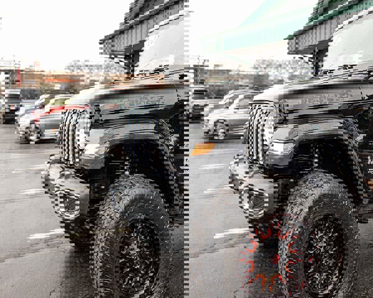 Used 2018 Jeep Wrangler Unlimited Sahara image 4