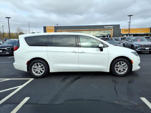 Used 2023 Chrysler Voyager LX image 26
