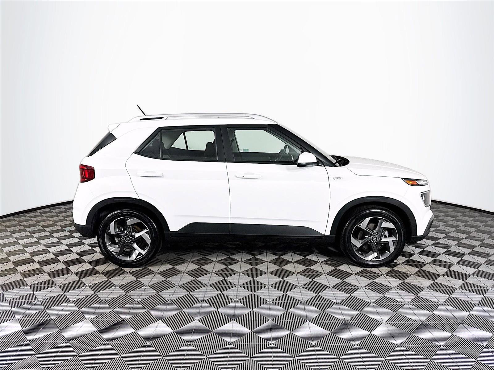 Certified 2025 Hyundai Venue SEL image 4