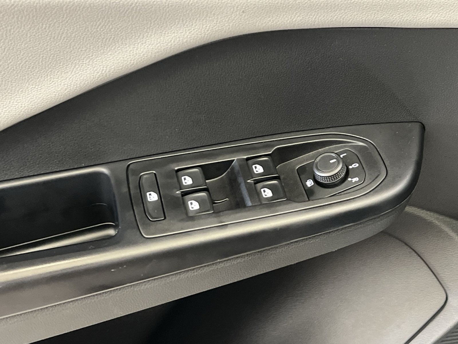 Used 2024 Volkswagen Taos SE w/ Panoramic Sunroof Package FWD image 14