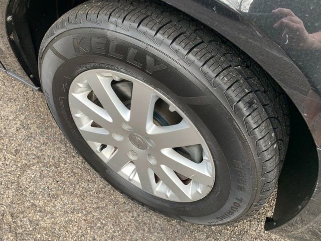 Used 2015 Chrysler Town & Country Touring FWD image 9