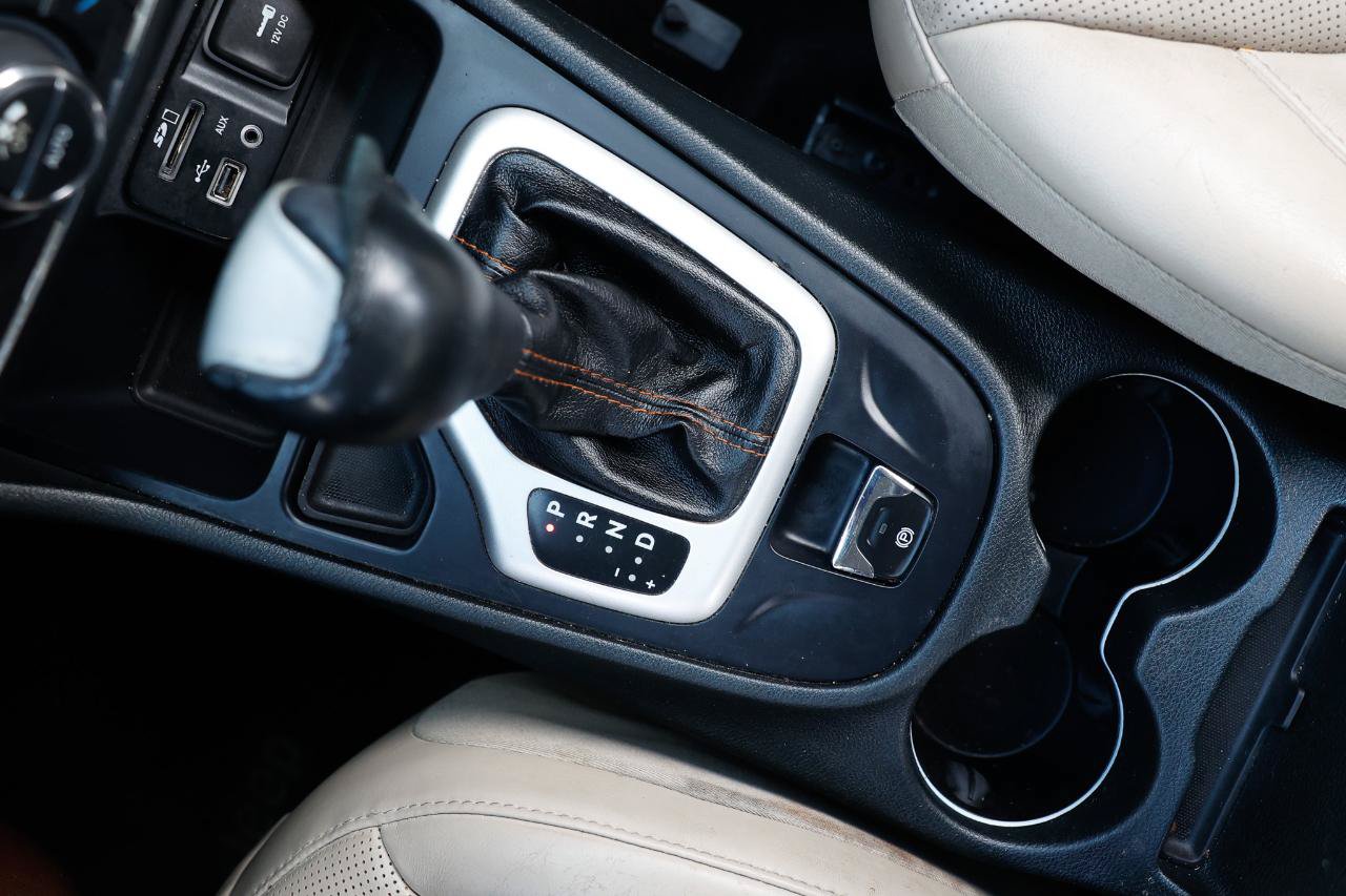 Used 2015 Jeep Cherokee Limited w/ Luxury Group FWD image 37
