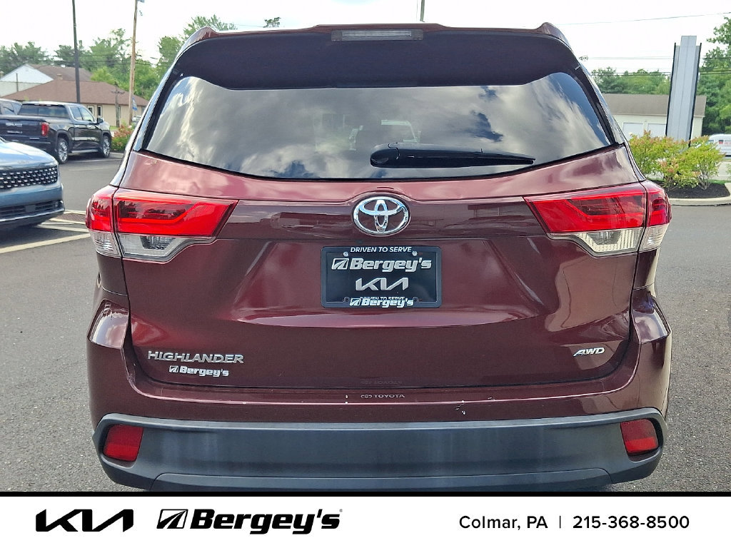 Used 2019 Toyota Highlander LE AWD/4WD image 6
