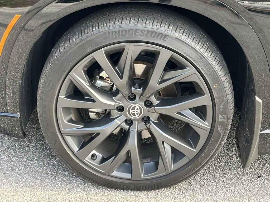 Used 2025 Toyota Crown Signia Limited image 32