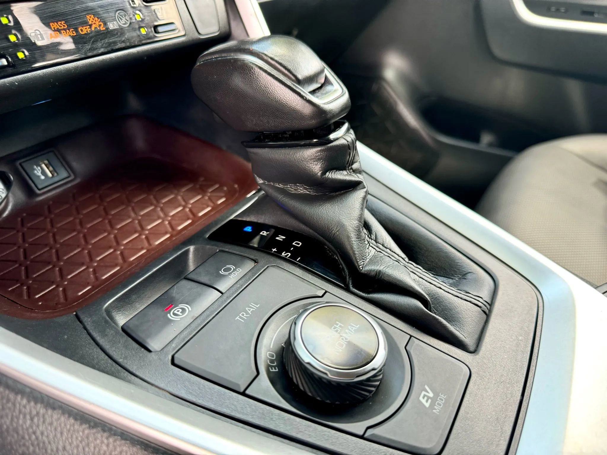 Used 2023 Toyota RAV4 Limited image 18