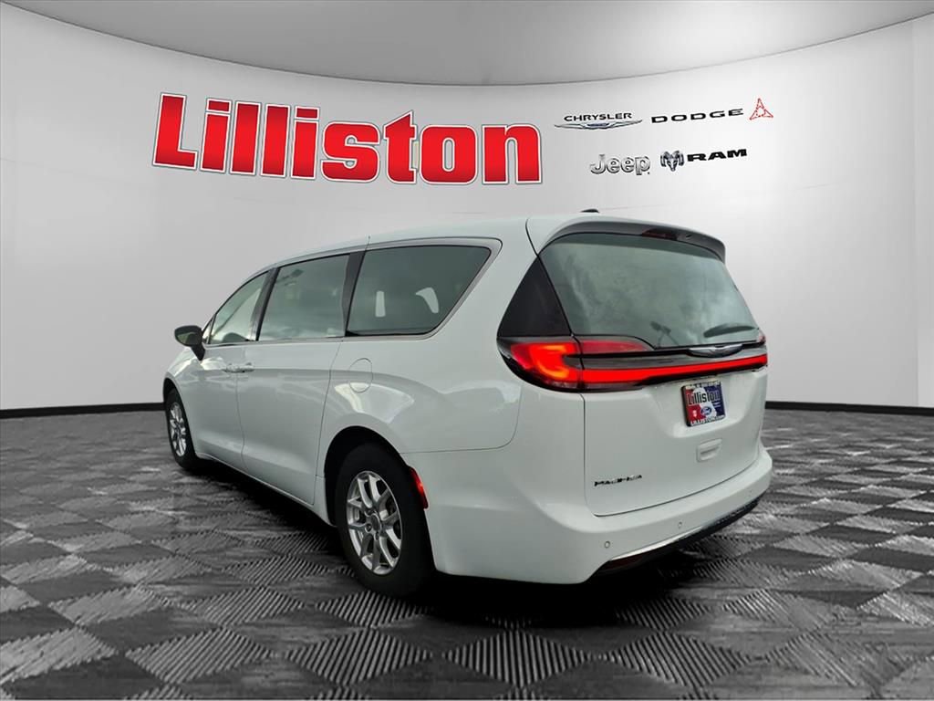 Used 2023 Chrysler Pacifica Touring-L image 4
