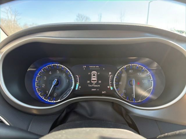 Used 2023 Chrysler Pacifica Touring-L image 50
