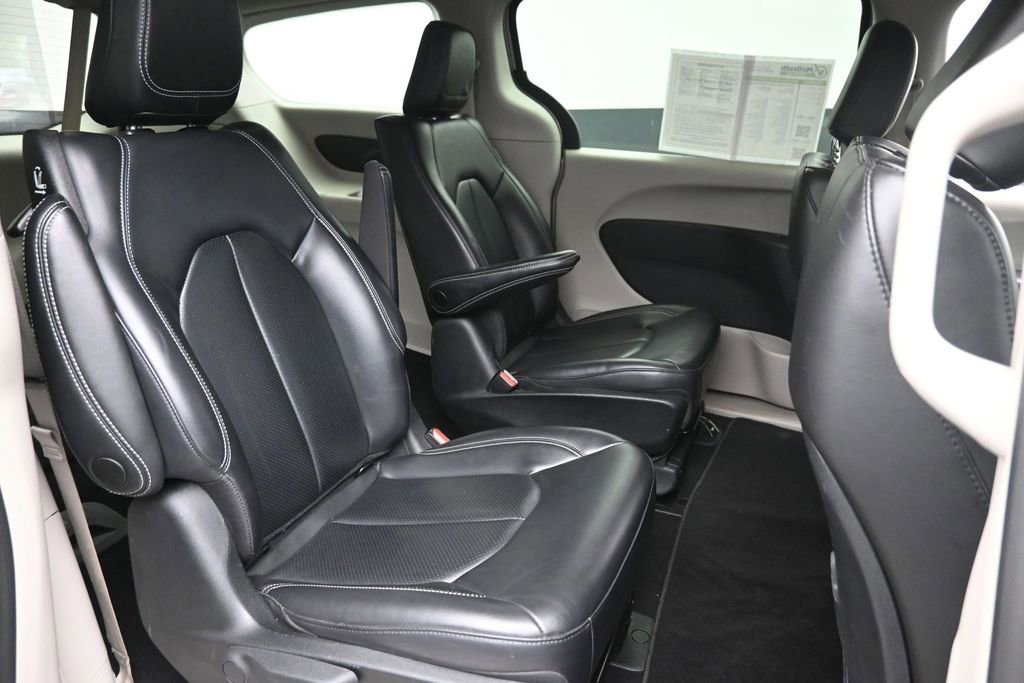 Used 2023 Chrysler Pacifica Touring-L FWD image 8