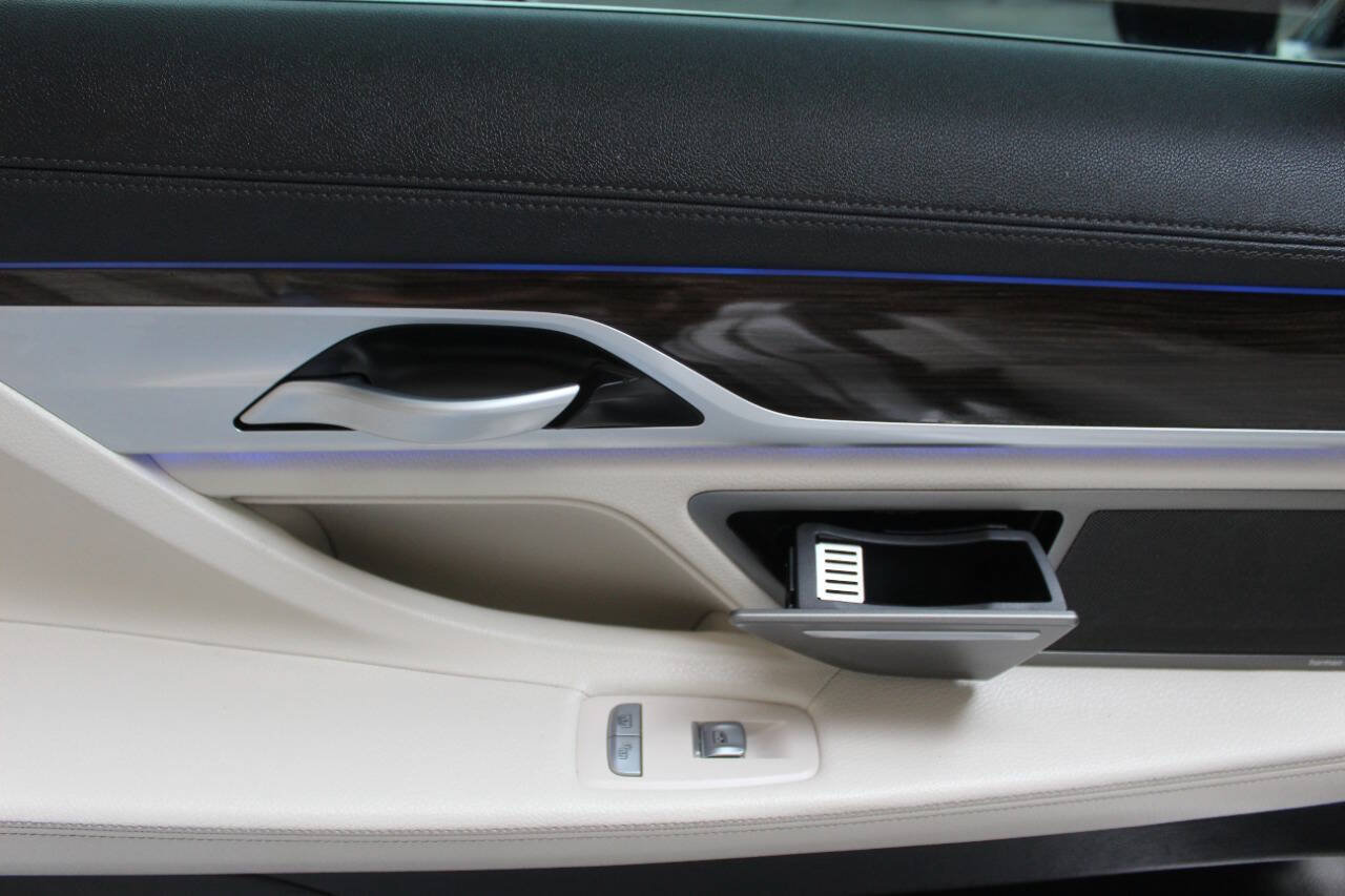 Used 2022 BMW 740i xDrive AWD/4WD image 16