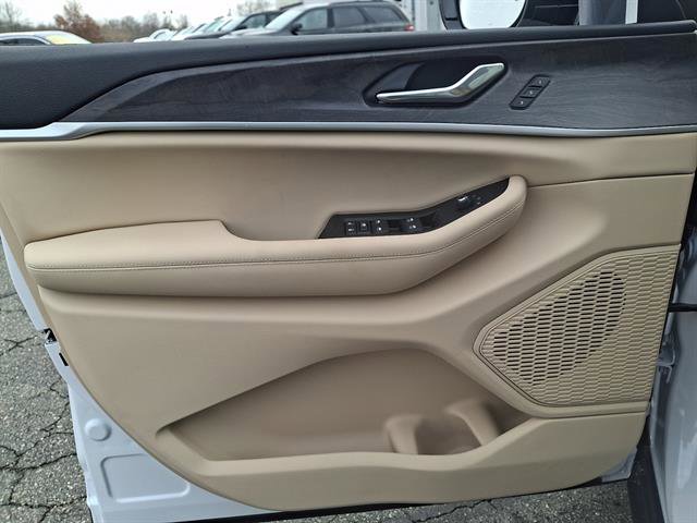 New 2025 Jeep Grand Cherokee Limited image 9