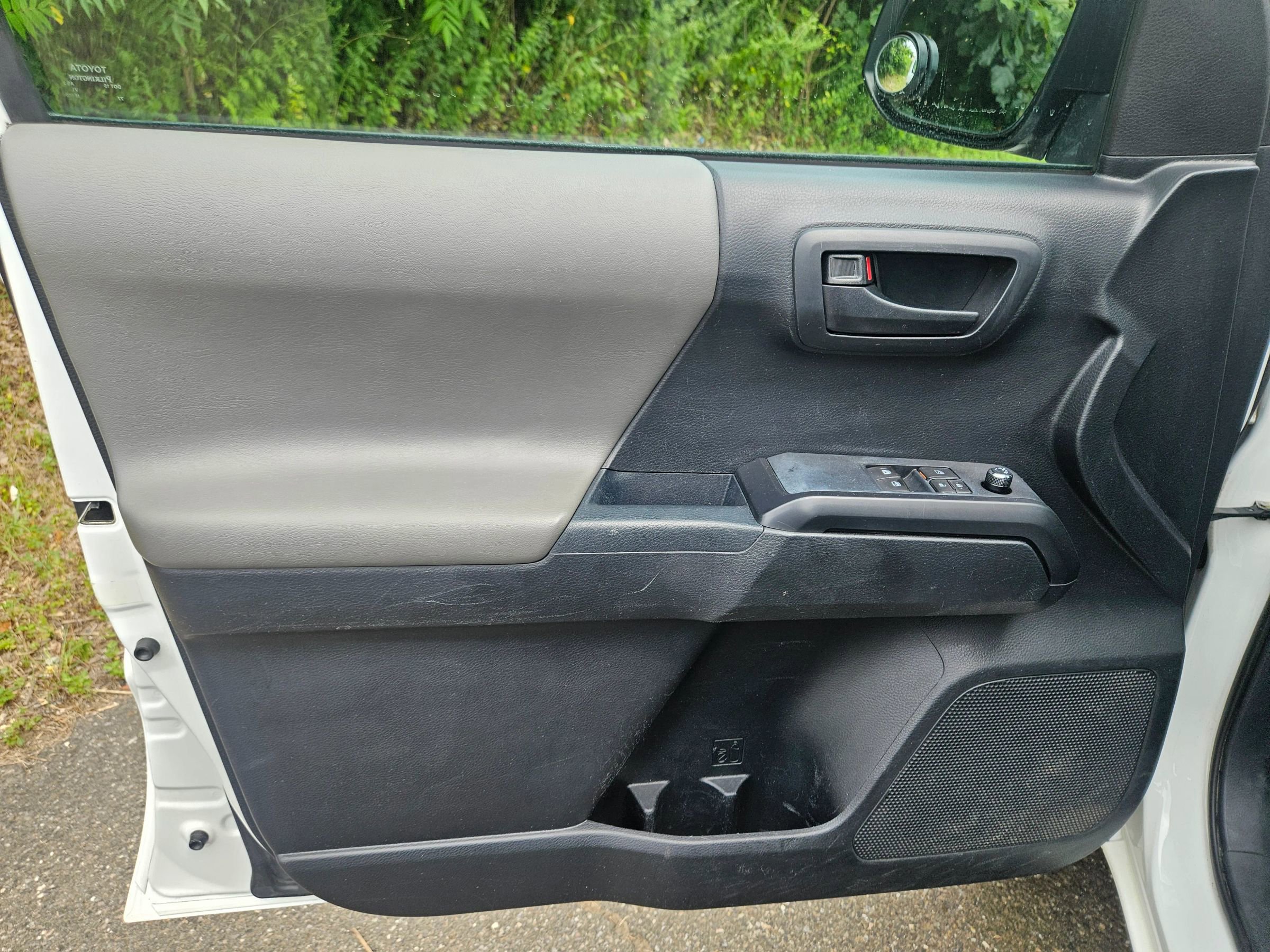 Used 2018 Toyota Tacoma SR image 11