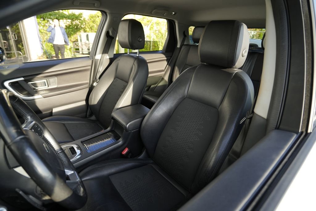 Used 2019 Land Rover Discovery Sport SE AWD/4WD image 18