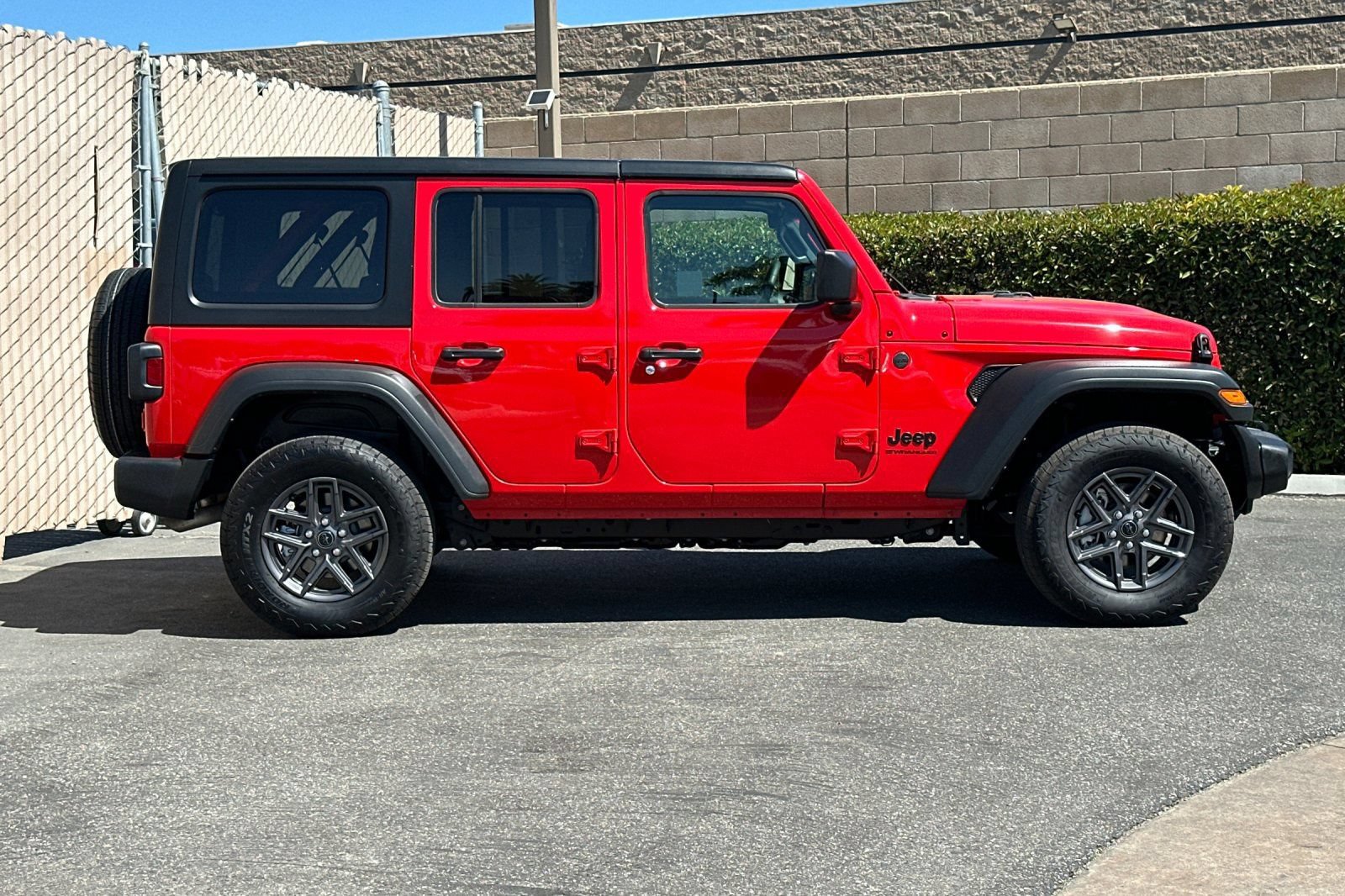 Used 2025 Jeep Wrangler Unlimited Sport AWD/4WD image 3