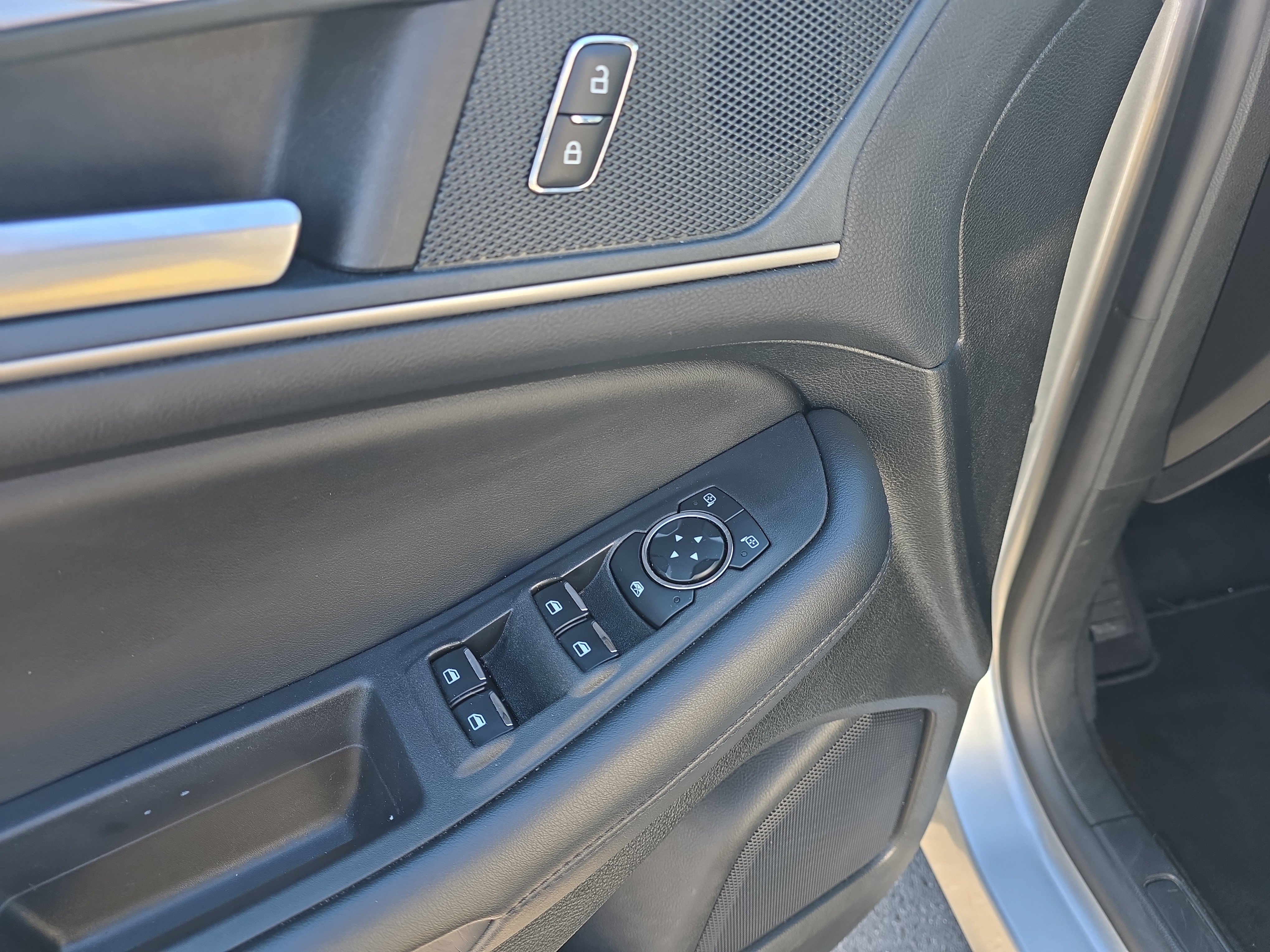 Used 2024 Ford Edge SEL image 17