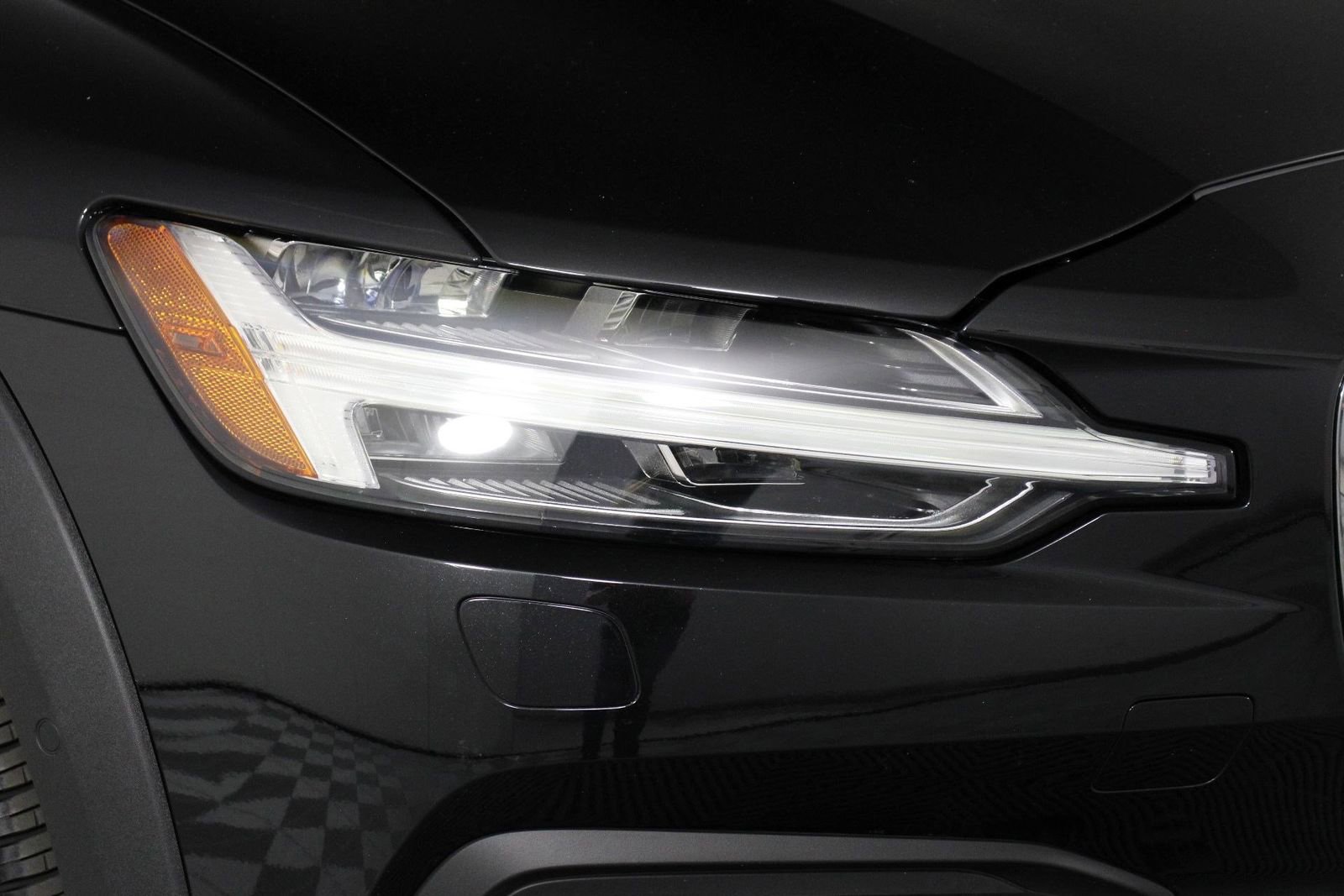 Certified 2025 Volvo V60 B5 Cross Country Plus image 26