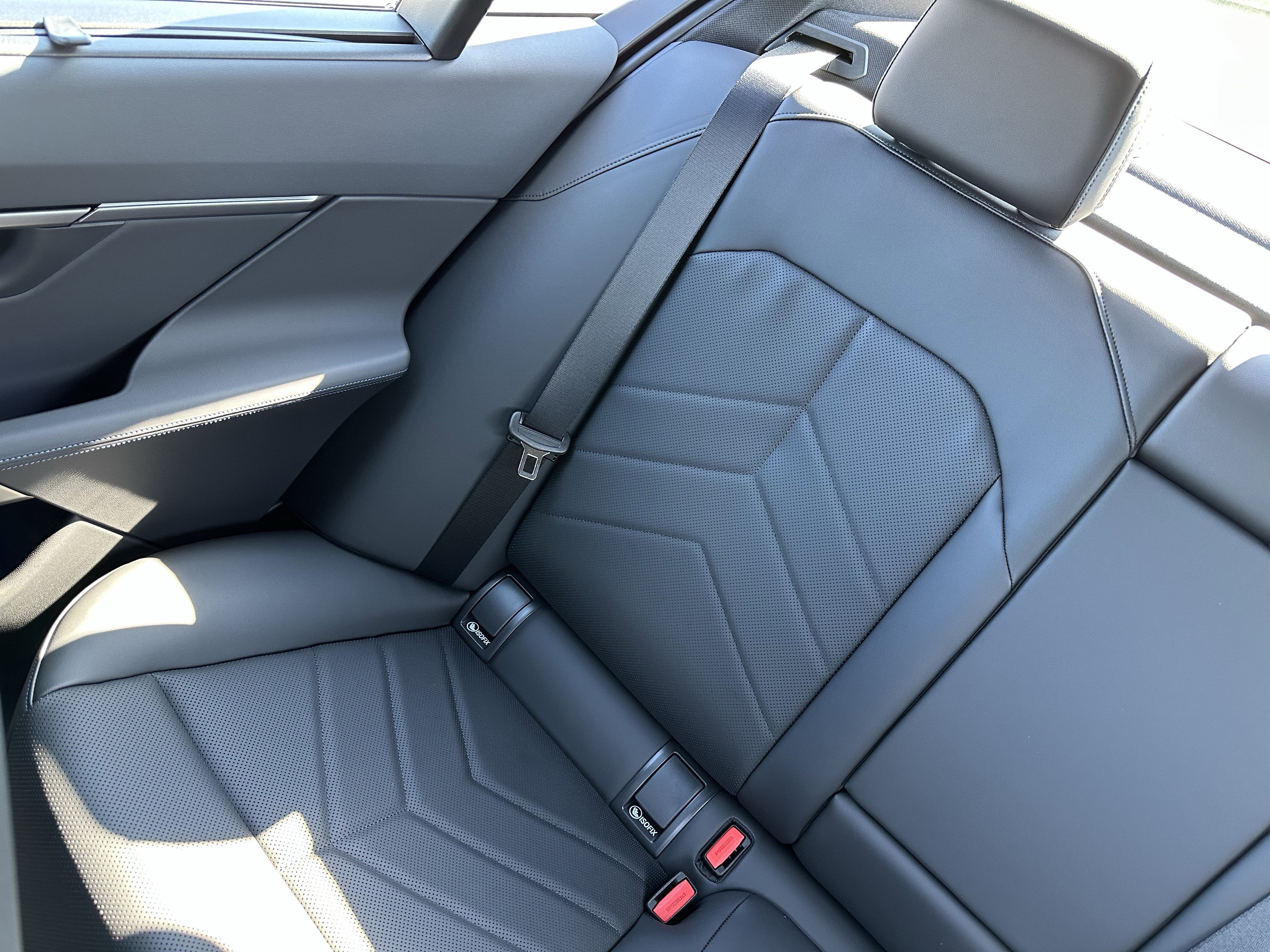 New 2026 BMW 550e xDrive w/ Executive Package image 17