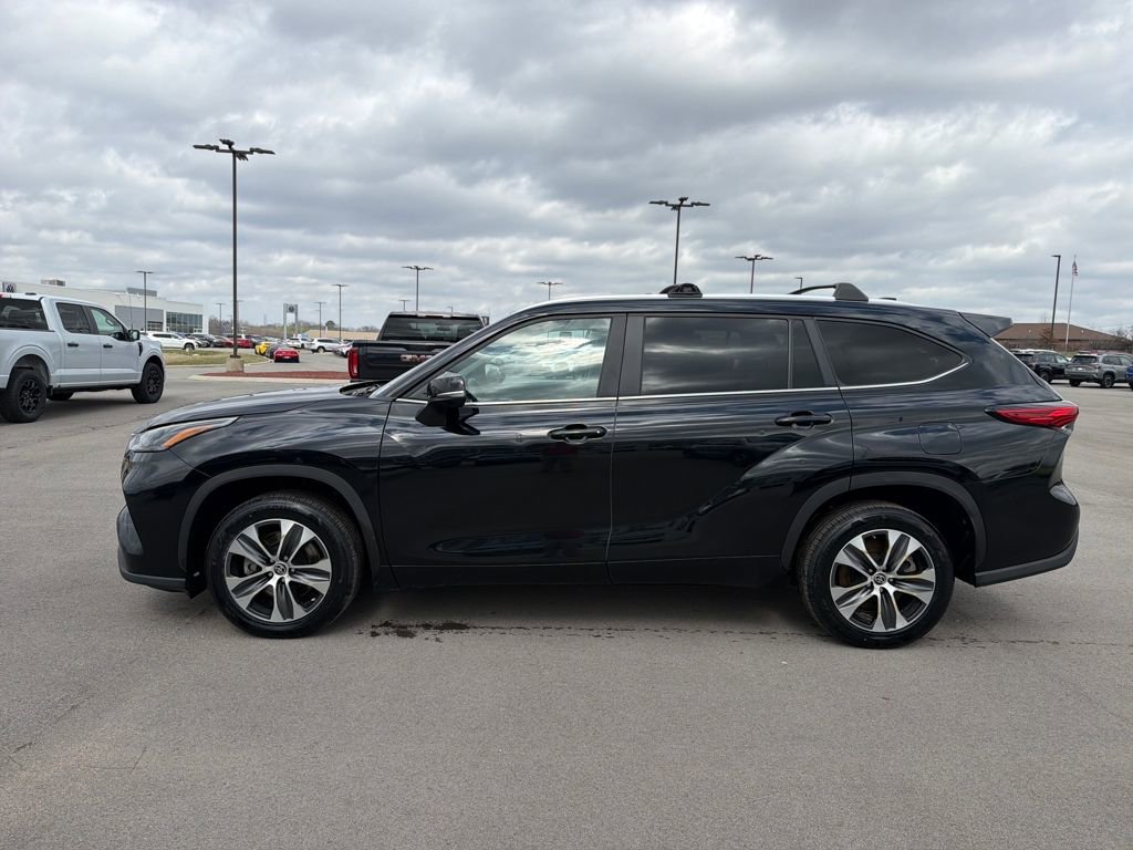 Used 2023 Toyota Highlander XLE FWD image 3