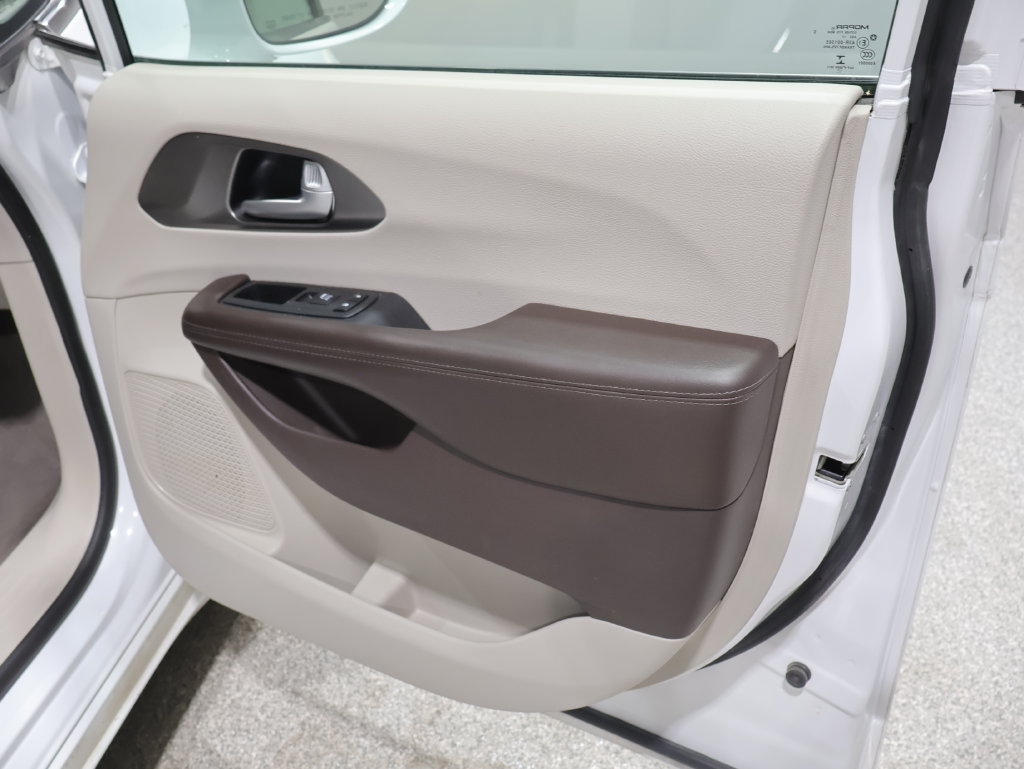 Used 2018 Chrysler Pacifica Touring-L Plus FWD image 28
