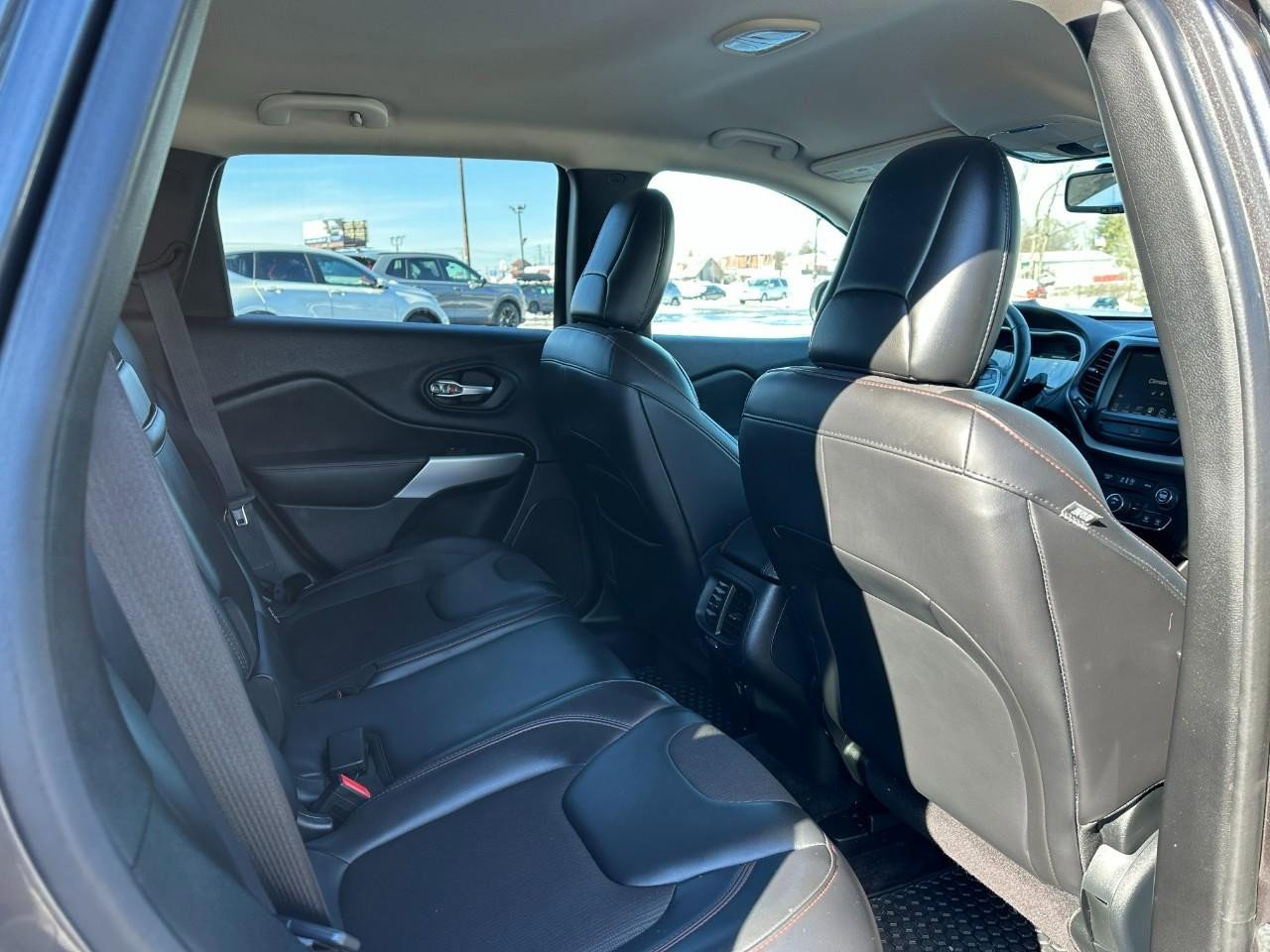 Used 2017 Jeep Cherokee Trailhawk w/ Cold Weather Group image 10