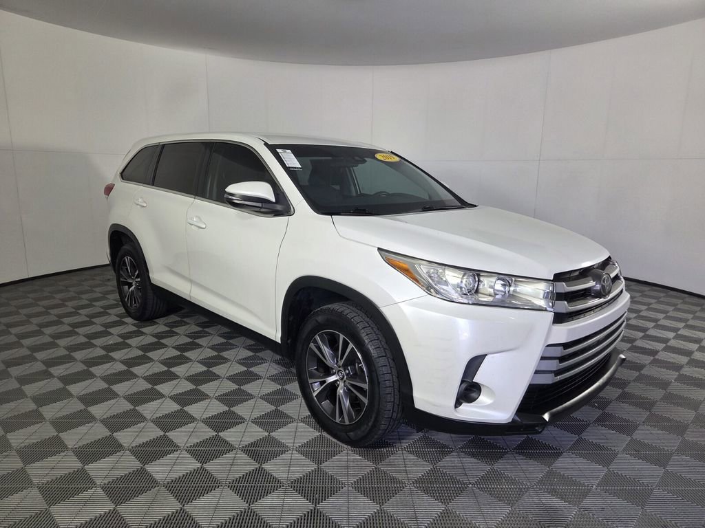 Used 2019 Toyota Highlander LE image 2