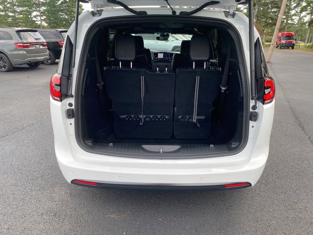 New 2026 Chrysler Pacifica Limited w/ S Appearance Package image 16