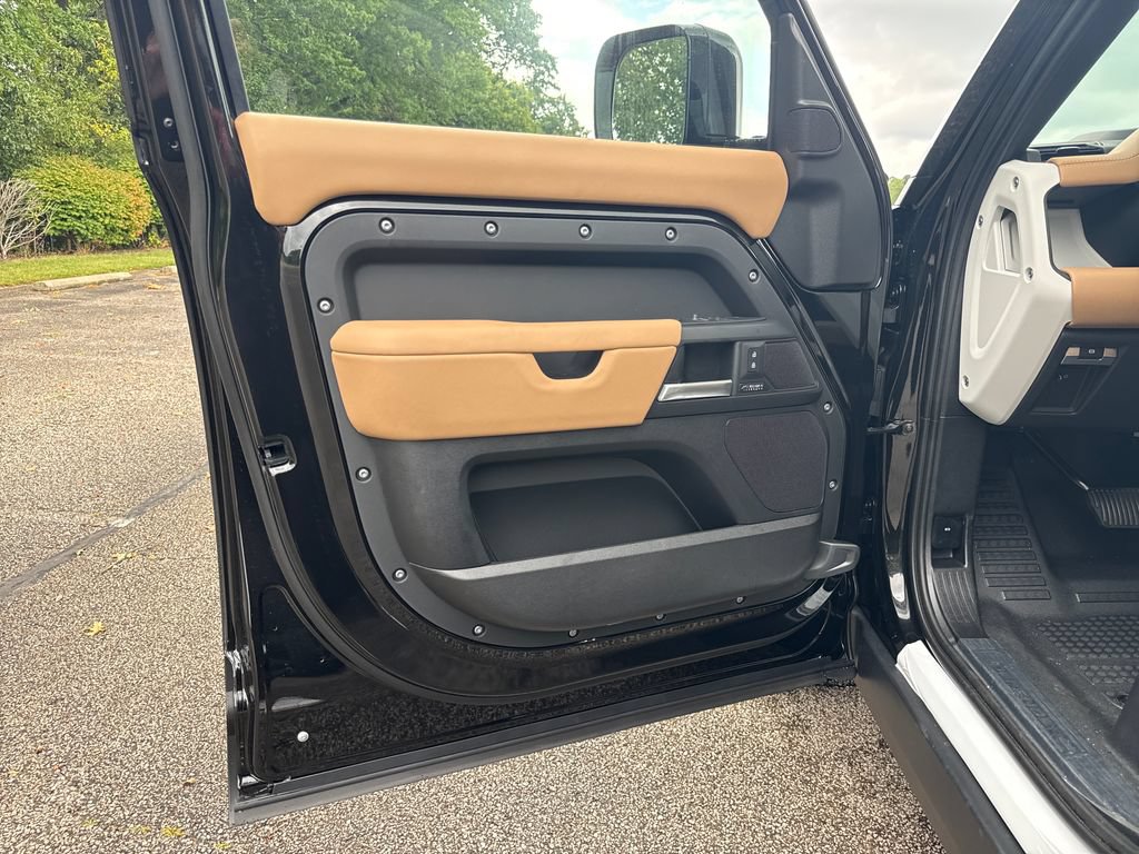 New 2026 Land Rover Defender 130 X-Dynamic SE AWD/4WD image 9
