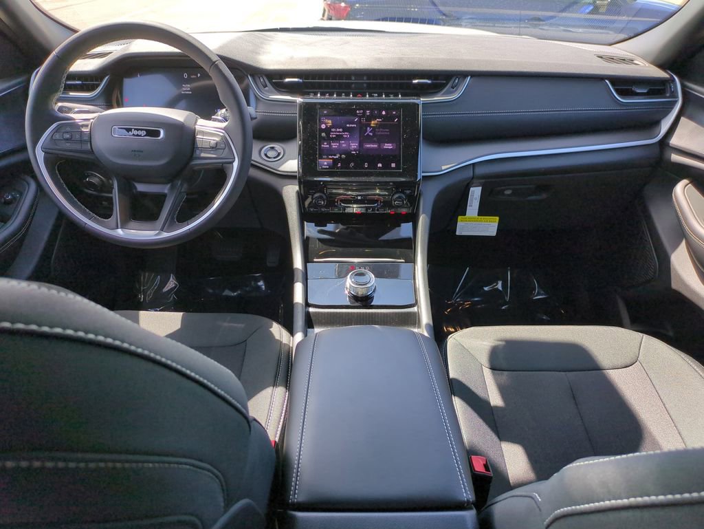New 2025 Jeep Grand Cherokee Laredo AWD/4WD image 15