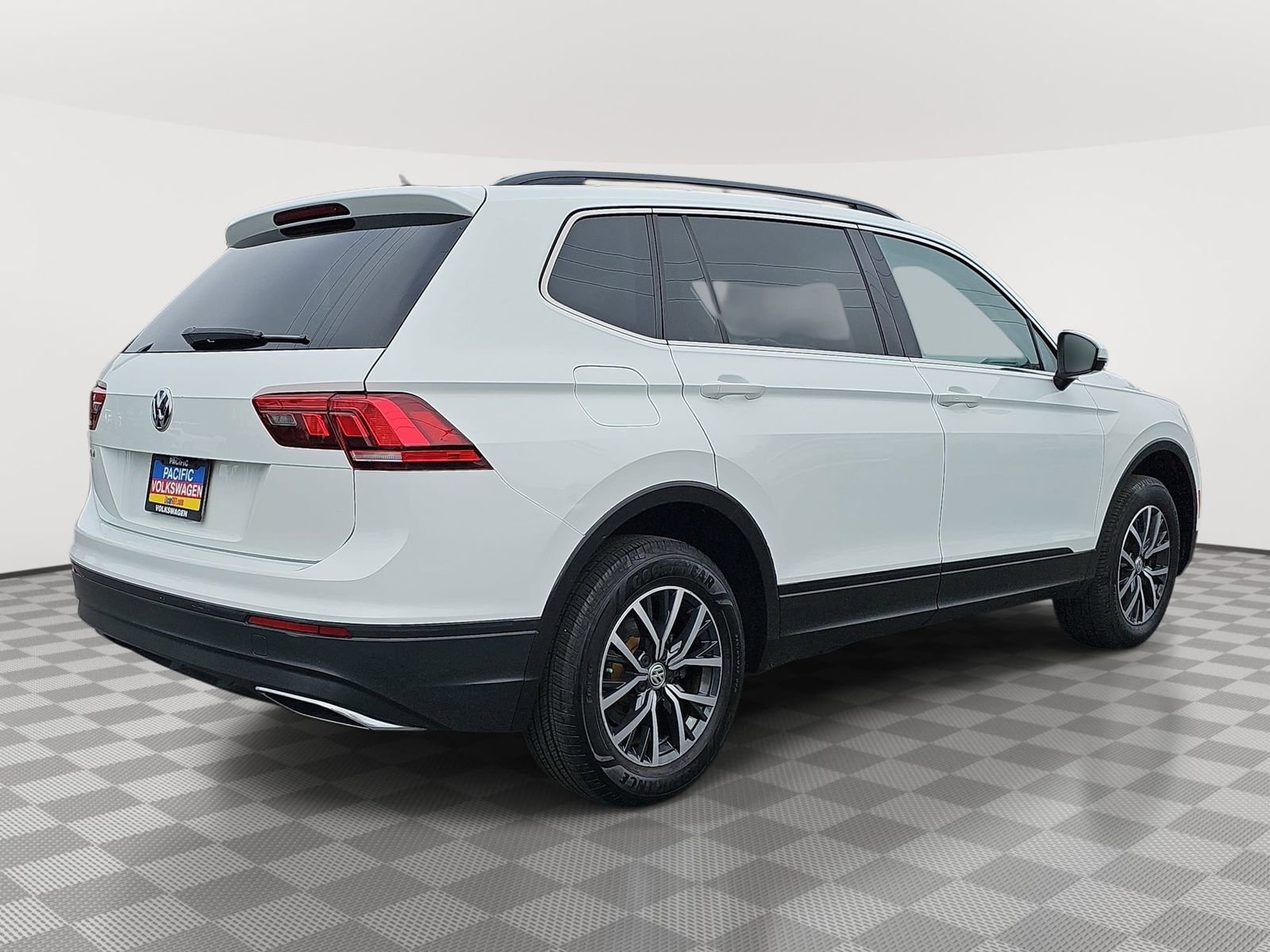 Used 2019 Volkswagen Tiguan SE w/ Panoramic Sunroof Package image 5