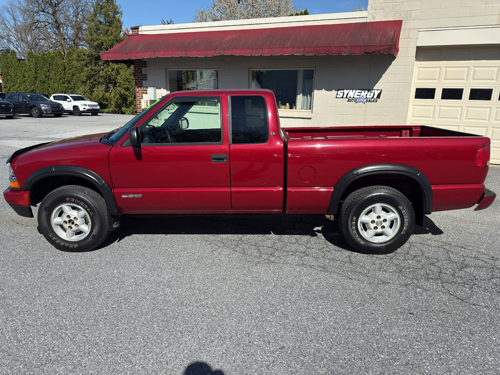 Used 2002 Chevrolet S10 Pickup LS w/ LS Preferred Equipment Group AWD/4WD image 2