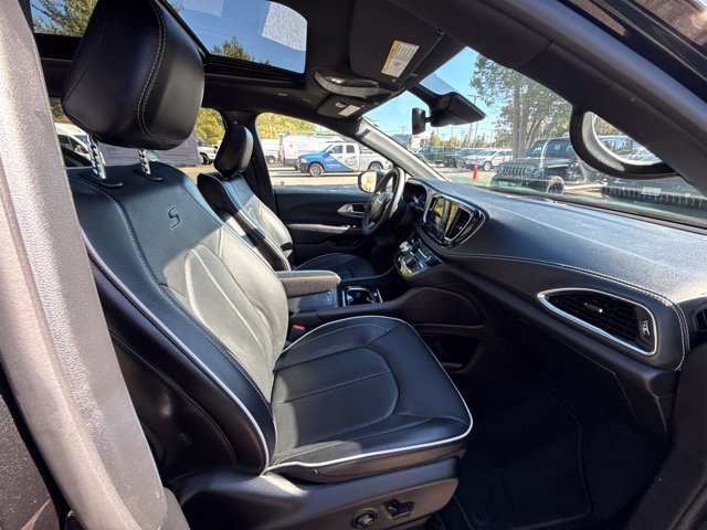 Used 2023 Chrysler Pacifica Limited w/ S Appearance Package FWD image 9