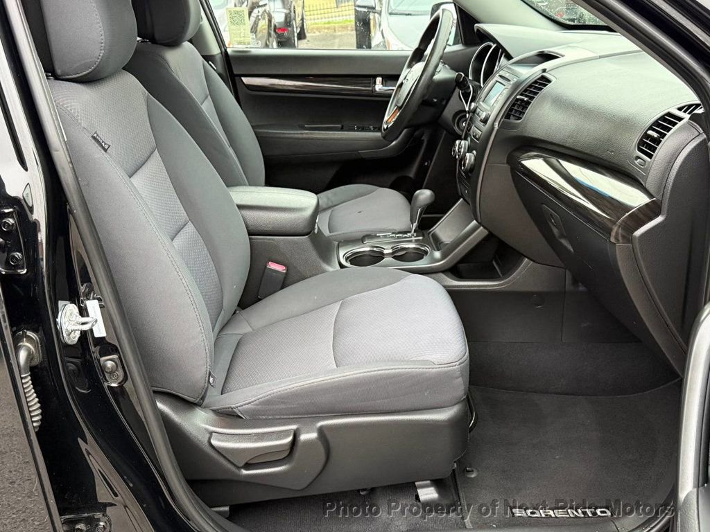 Used 2013 Kia Sorento LX w/ Convenience Pkg image 8