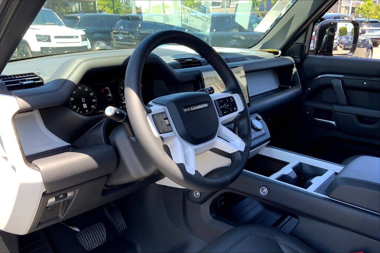 New 2025 Land Rover Defender 130 X-Dynamic SE AWD/4WD image 3