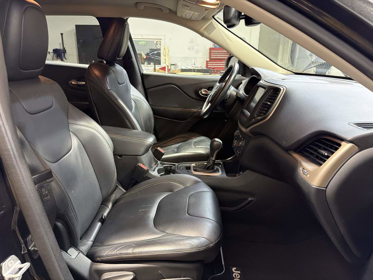 Used 2015 Jeep Cherokee Limited image 27