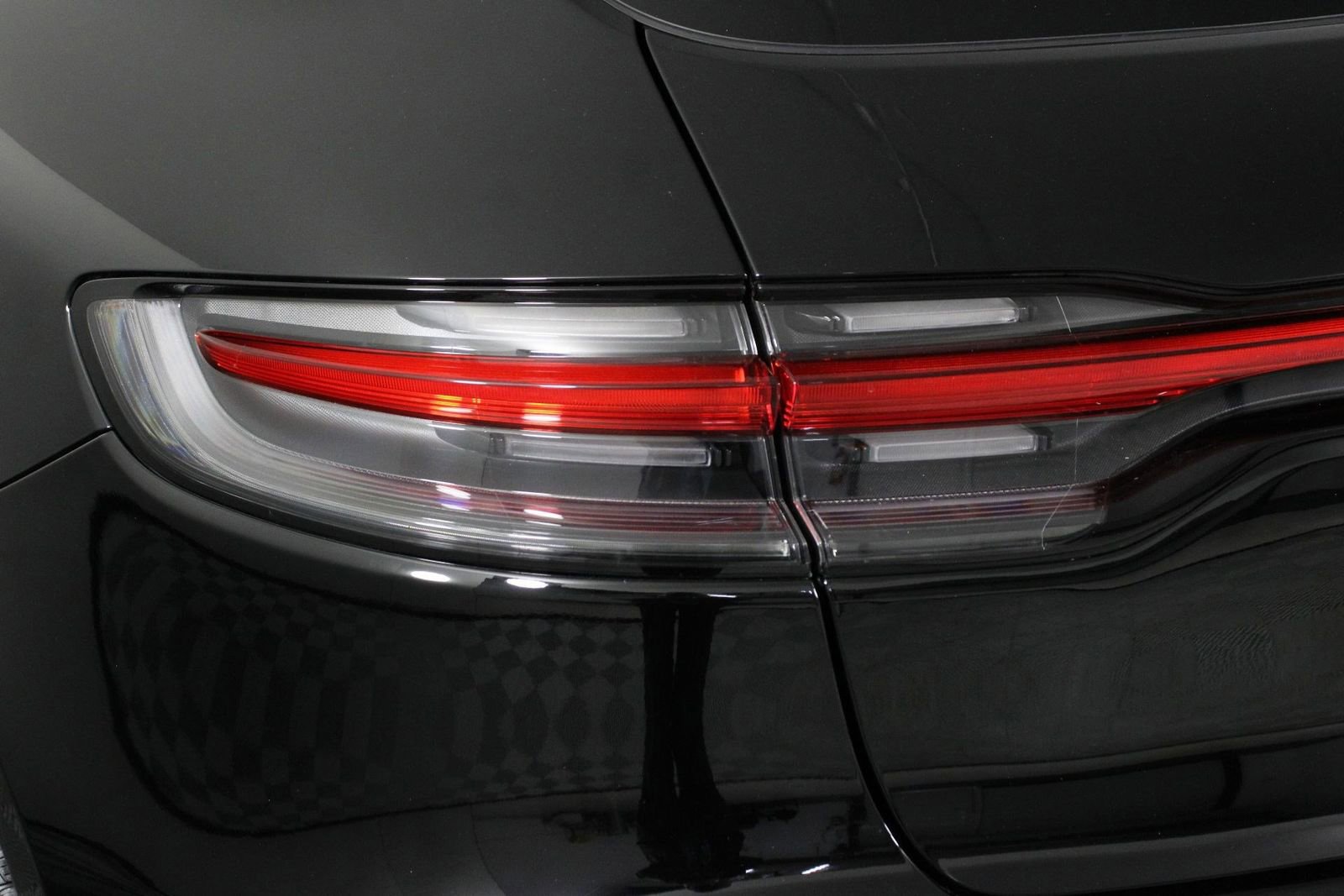 Certified 2025 Porsche Macan AWD/4WD image 21