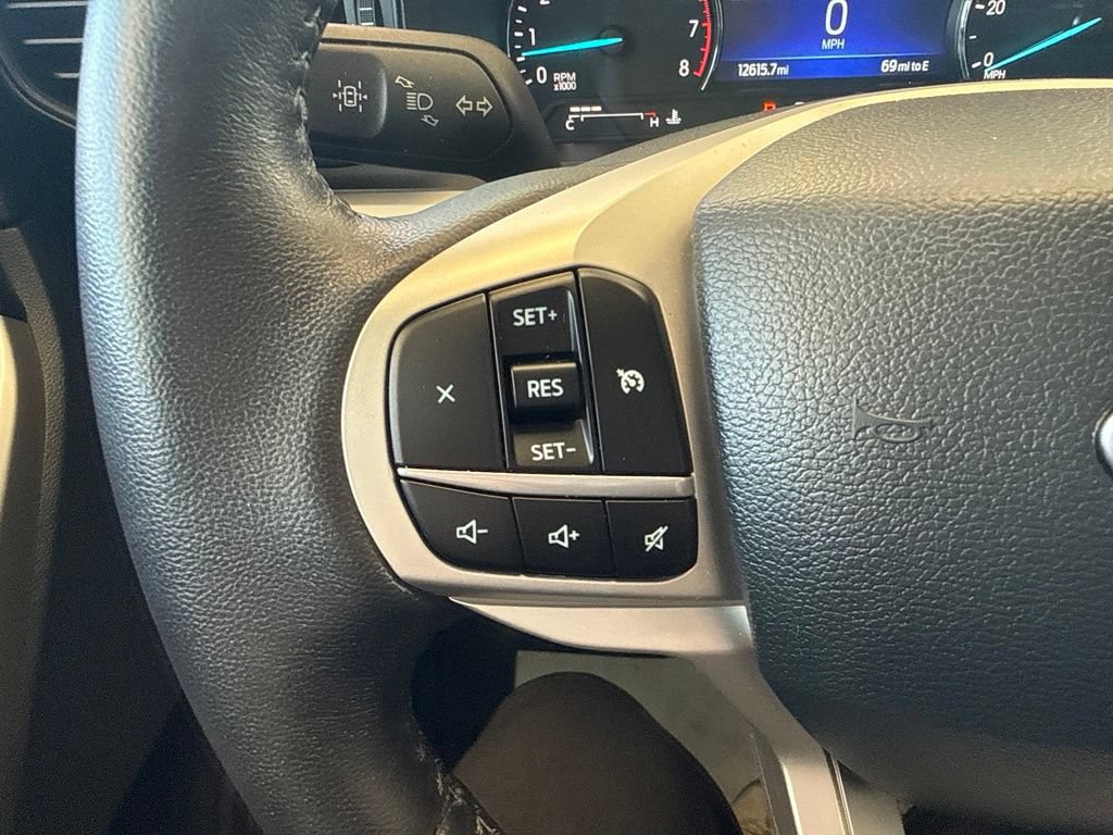 Used 2023 Ford Explorer XLT AWD/4WD image 18