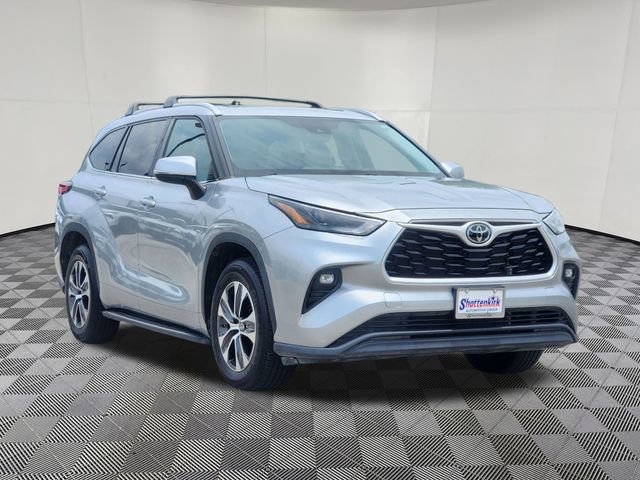 Used 2022 Toyota Highlander XLE FWD image 2