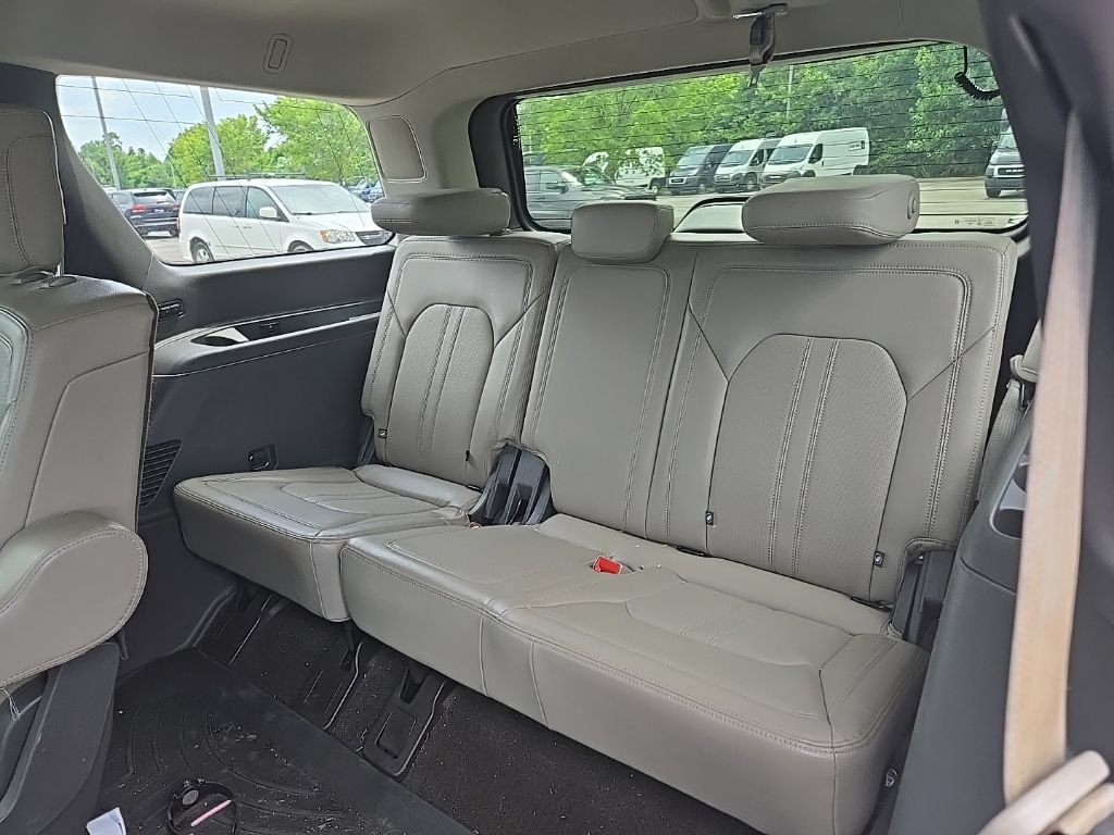 Used 2018 Ford Expedition Limited w/ Equipment Group 301A AWD/4WD image 15
