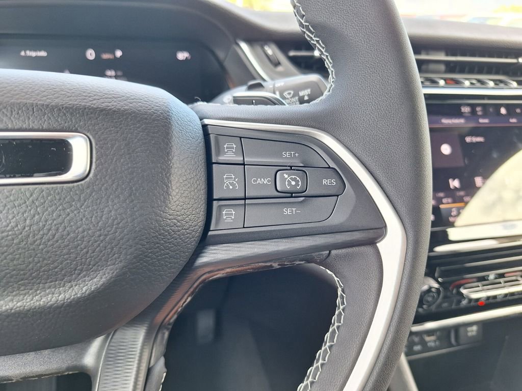 New 2025 Jeep Grand Cherokee L Laredo image 27