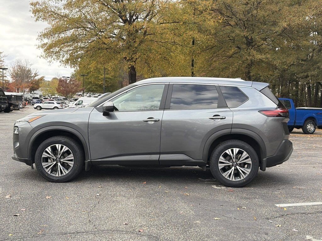 Used 2023 Nissan Rogue SV w/ SV Premium B Package image 2