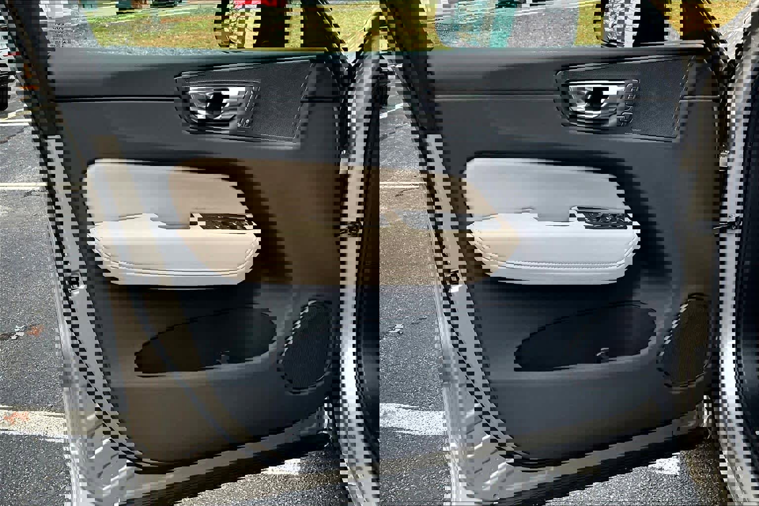 New 2026 Volvo XC60 B5 Core w/ Protection Package Premier image 11