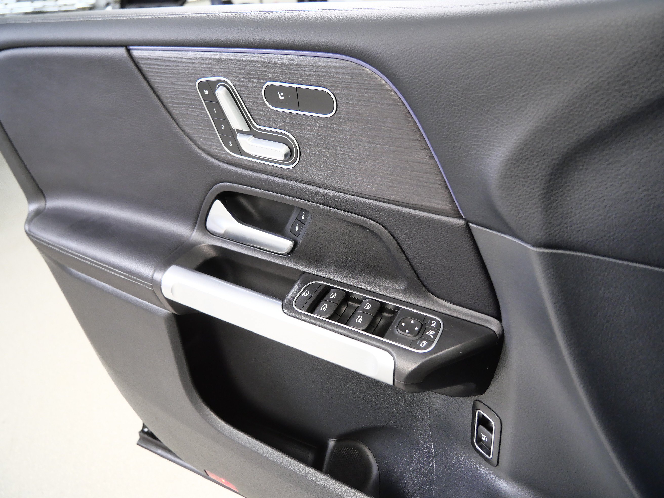 Used 2023 Mercedes-Benz GLB 250 4MATIC image 31