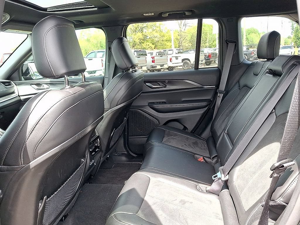 Used 2025 Jeep Grand Cherokee Altitude RWD image 8