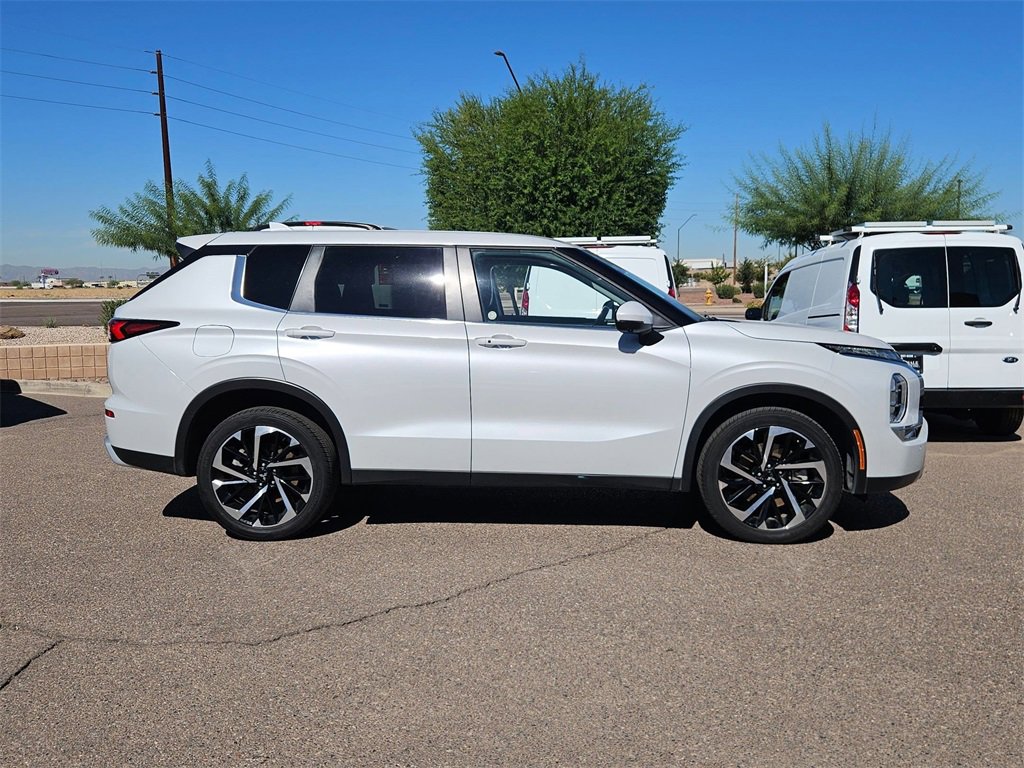 Used 2024 Mitsubishi Outlander SE Black Edition image 3