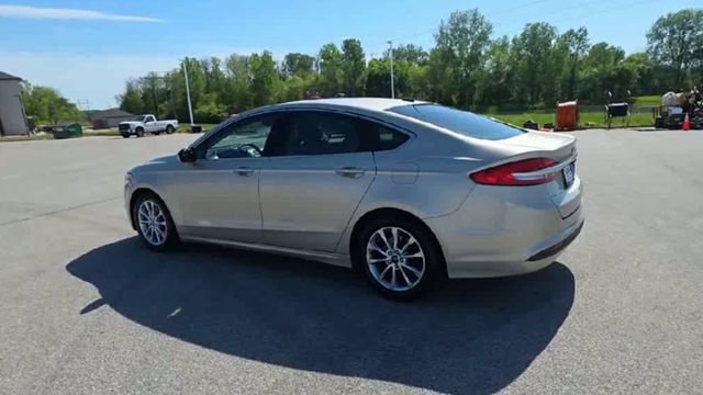 Used 2017 Ford Fusion SE w/ Fusion SE Technology Package FWD image 5