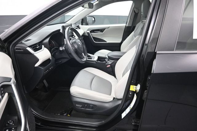 Used 2019 Toyota RAV4 XLE Premium w/ Cold Weather Package AWD/4WD image 9