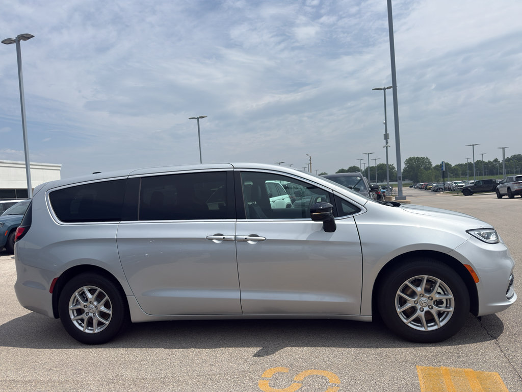 New 2026 Chrysler Pacifica Select FWD image 4