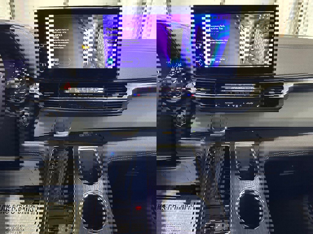 Used 2025 Toyota Sienna XLE image 25