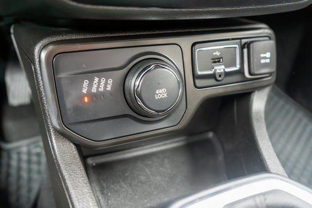 Used 2020 Jeep Renegade Latitude w/ Cold Weather Group AWD/4WD image 28