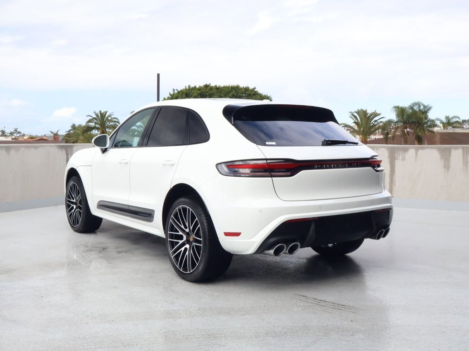 Certified 2025 Porsche Macan AWD/4WD image 3