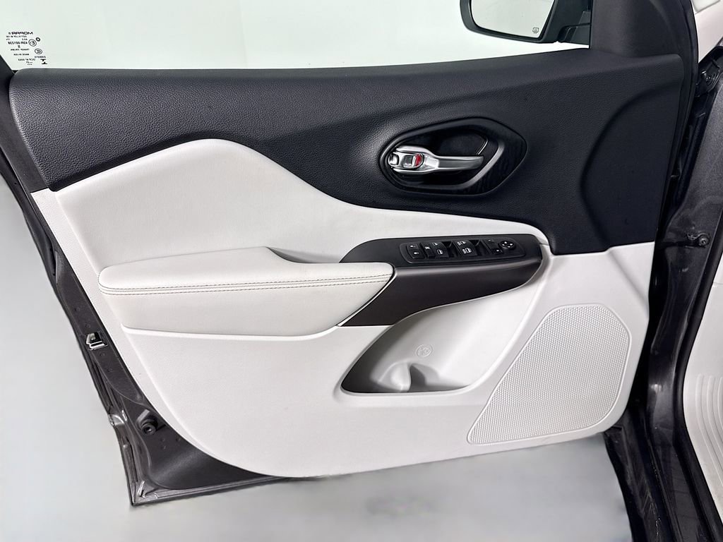 Used 2022 Jeep Cherokee Latitude Lux w/ Sun & Sound Group image 16